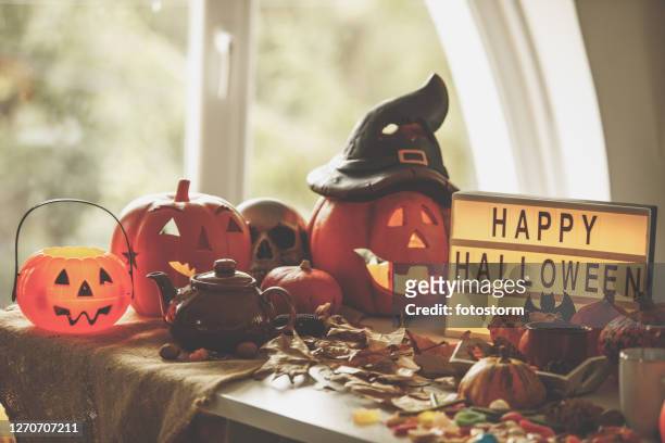 vista frontale dell'impostazione a tema halloween contro la finestra durante il giorno - halloween foto e immagini stock