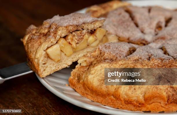 taking a slice of rustic apple pie with a knife - pastel de manzana fotografías e imágenes de stock