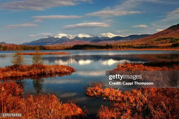 cherry pond with the new hampshire white mountains presdiential range in background. usa - monte washington cordilheira presidential - fotografias e filmes do acervo