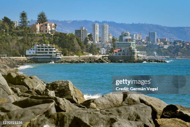 vina del mar and valparaiso skylines by the sea, chile - viña del mar stockfoto's en -beelden