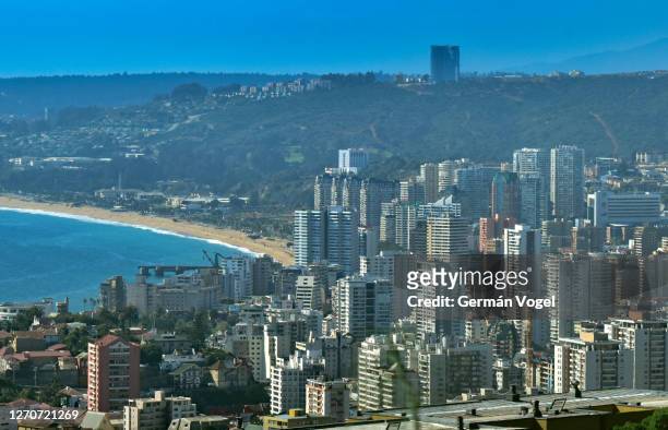 dense urban landscape of vina del mar by the sea, chile - vina del mar photos et images de collection