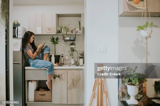 einzigartig der künstlerfrau mit social-media-zeit auf dem begrenzten raum-stock-foto - speisekammer stock-fotos und bilder