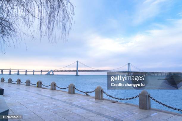 the bridge across the sea in the morning light - major road stock-fotos und bilder