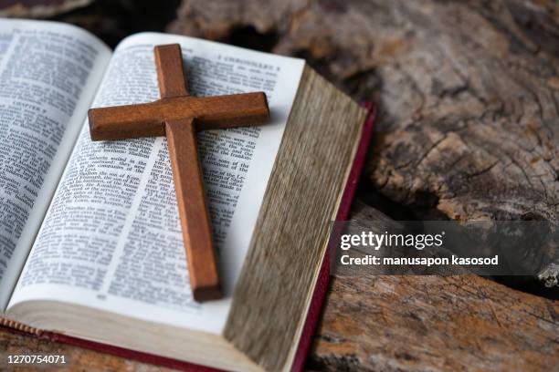 holy bible - cruz equipamento religioso imagens e fotografias de stock