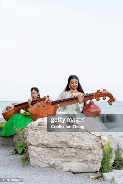 aufführung von veena-musik am ontariosee in toronto, kanada - saraswati stock-fotos und bilder