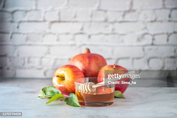 manzana y miel para rosh hashanah - rosh hashanah fotografías e imágenes de stock