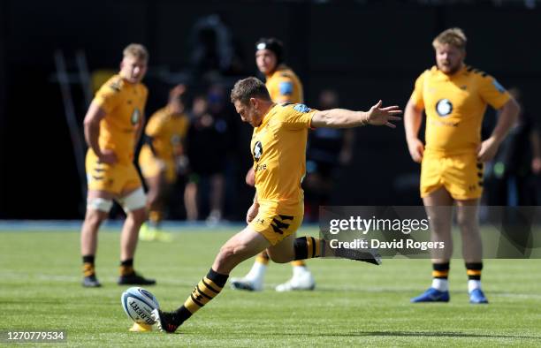 Jimmy Gopperth of Wasps successfully kicks a penalty during the Gallagher Premiership Rugby match between Saracens and Wasps at Allianz Park on...