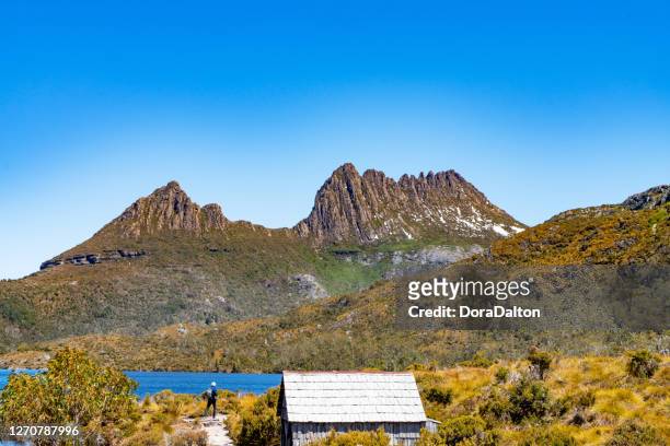 cradle mountain en dove lake, tasmanië, australië - cradle mountain tasmania stockfoto's en -beelden