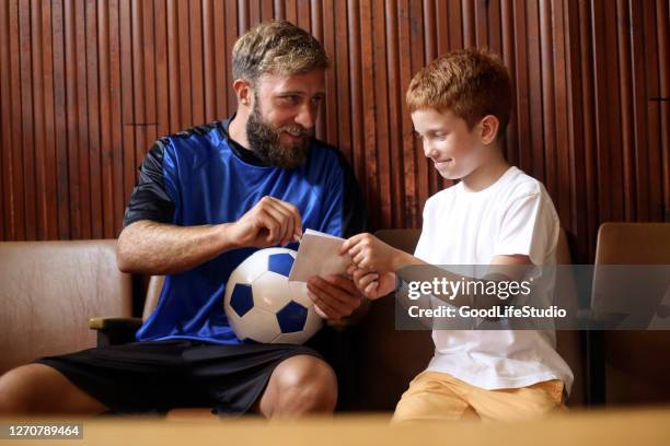 de speler die van het voetbal een handtekening geeft - meet and greet stockfoto's en -beelden