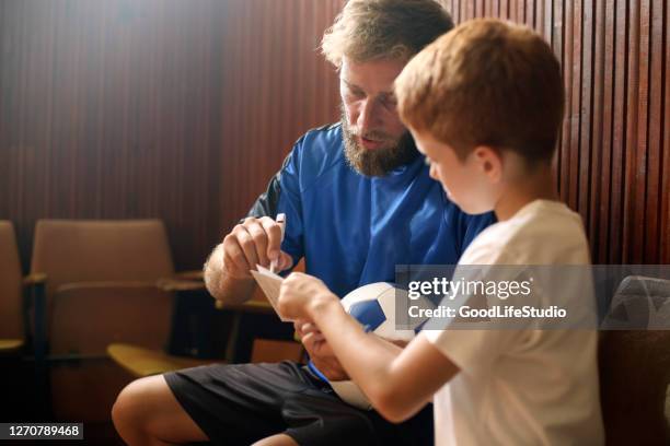 voetballer die een handtekening geeft - football writers association player of the year stockfoto's en -beelden