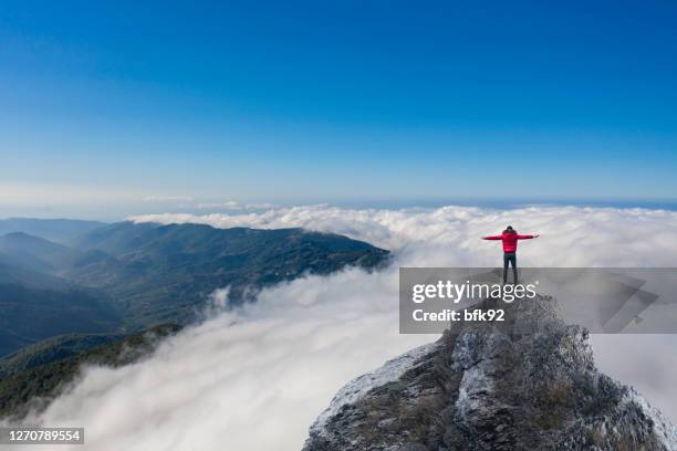 freiheit auf dem berggipfel. - trabzon stock-fotos und bilder