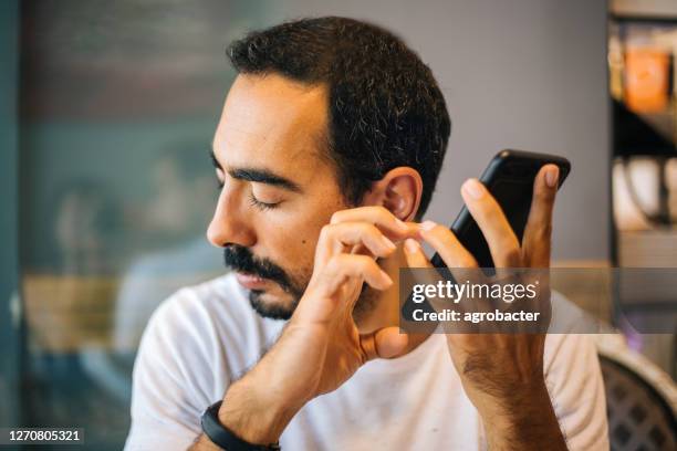 ciego usando tecnología - assistive technology fotografías e imágenes de stock