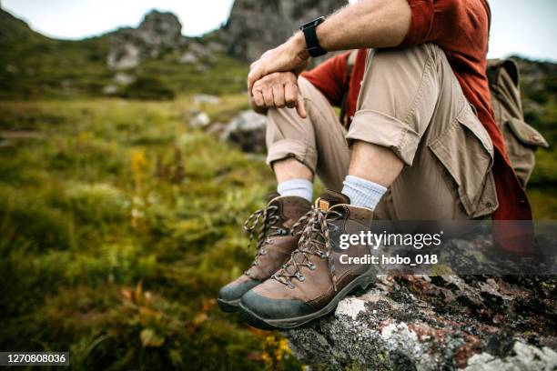 aktive seniorenwanderer trekking - wanderschuhe stock-fotos und bilder
