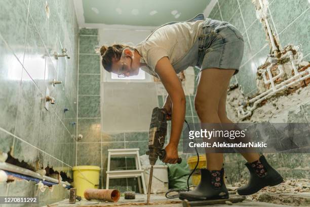 diy badkamer renovatie - woman in bathroom stockfoto's en -beelden