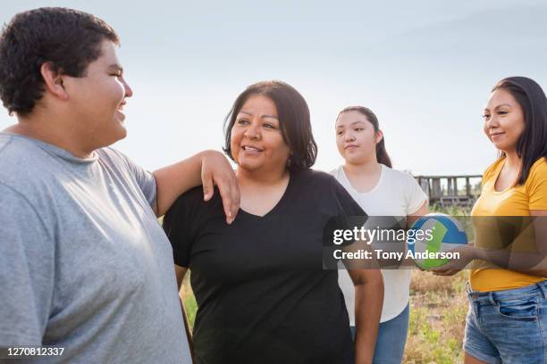 mother with her son and two daughters - chubby girls photos fotografías e imágenes de stock