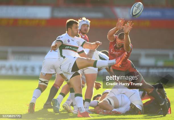 Lewis Ludlow of Gloucester Rugby attempts to charge down a kick from the ruck from Ben Meehan of London Irish during the Gallagher Premiership Rugby...