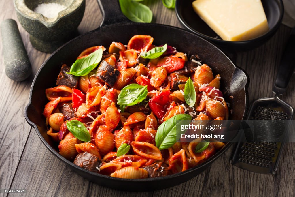 Gesunde vegetarische Conchiglie Pasta mit reichhaltiger Tomatensauce und geröstetem Gemüse