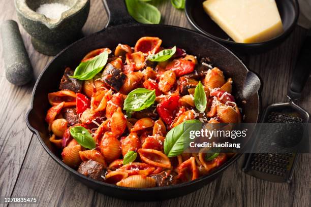 pâtes végétariennes saines de conchiglie avec sauce tomate riche et légumes rôtis - conchiglie photos et images de collection