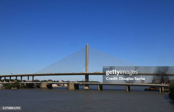 toledo glass city skyway bridge and the robert craig bridge over the maumee river - toledo ohio stockfoto's en -beelden