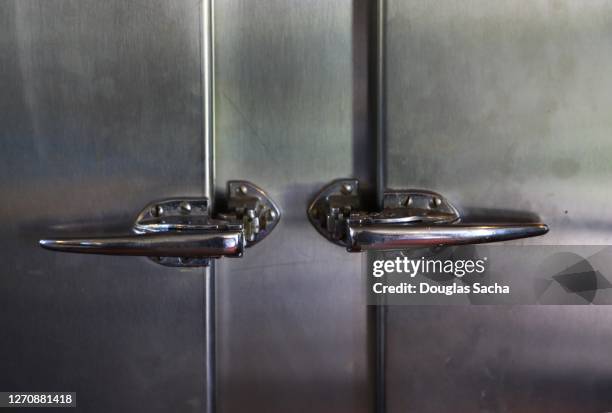 commercial type refrigerator door latches - réfrigérateur fermé photos et images de collection