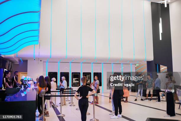 reapertura del cine - personas que compran entradas de cine en el puesto de concesión en el cine - taquilla lugar de comercio fotografías e imágenes de stock