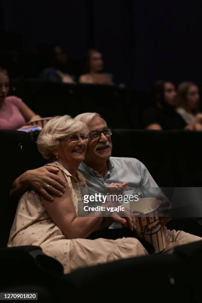 reapertura del cine - feliz pareja senior viendo película - lovers 2020 film fotografías e imágenes de stock