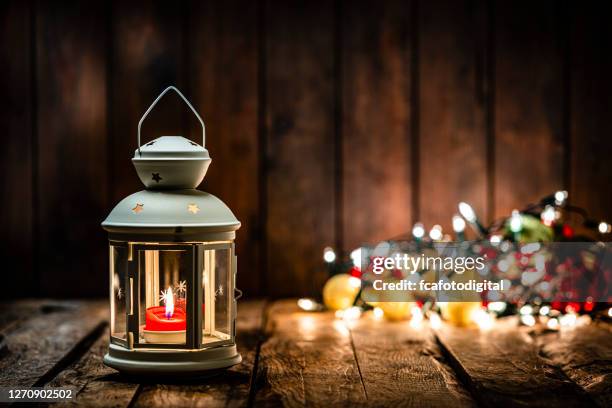 linterna de navidad sobre mesa de madera. copiar espacio - adviento fotografías e imágenes de stock