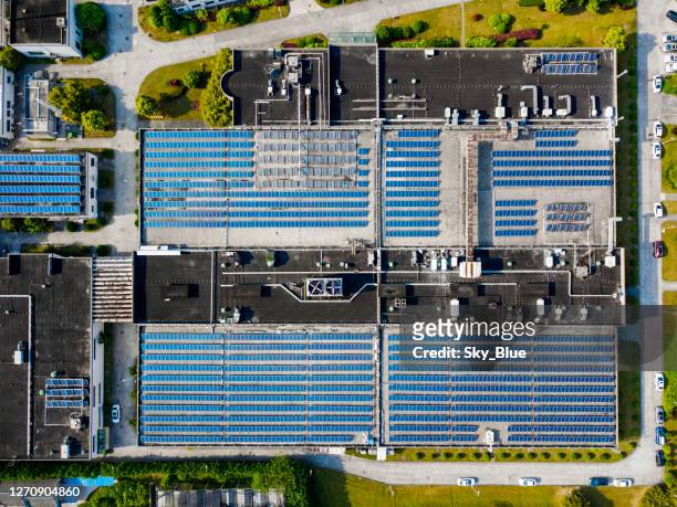 vista aerea dei pannelli solari sul tetto dell'edificio - factory foto e immagini stock