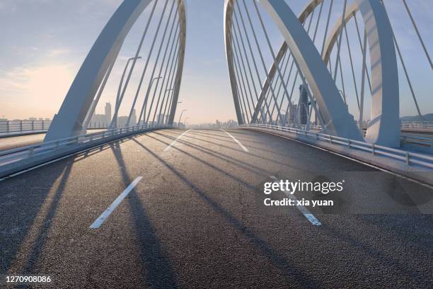 empty asphalt road of mordern bridge - perspective road stockfoto's en -beelden