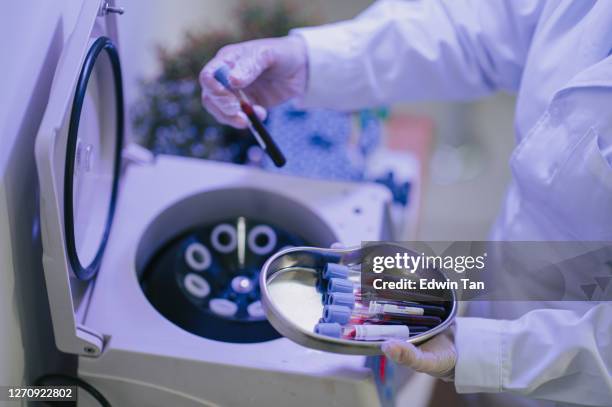 cosmetologue ne prp thérapie asiatique infirmière chinoise travaillant sur la thérapie plaquettaire riche en plasma à l’aide d’une machine à centrifugeuse tenant tube de collecte de sang - prélèvement à tester photos et images de collection