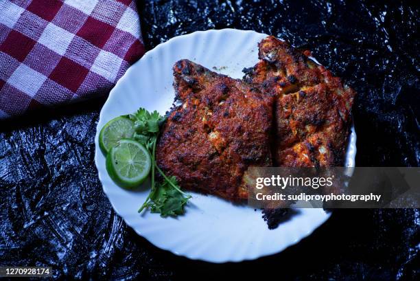 baked whole fish - bengala ocidental - fotografias e filmes do acervo