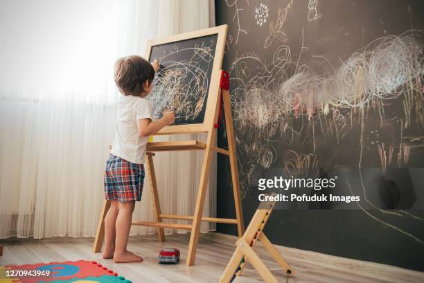bambino che disegna sulla lavagna - lavagna foto e immagini stock