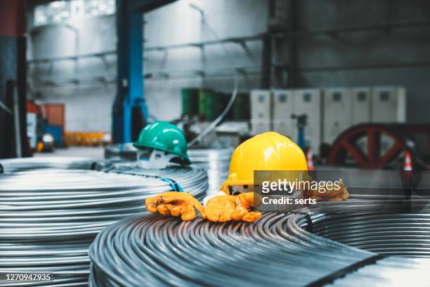 kabelfertigungsmaschine in der stahlindustrie - cables stock-fotos und bilder