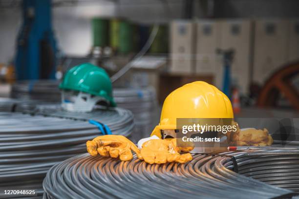 ropa de trabajo de protección personal en la construcción industrial - guantes-de-trabajo fotografías e imágenes de stock