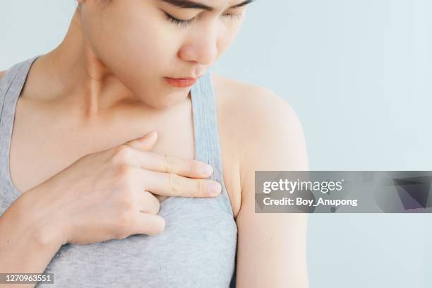 portrait of young asian woman pointing her skin and worry about her underarm 'chicken skin' problem. - skinny teen ストックフォトと画像