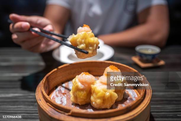 close-up of variation of dim sum in a restaurant - chinese steamed bun stock-fotos und bilder
