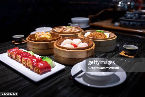 close-up of variation of dim sum in a restaurant - hong kong food stock-fotos und bilder