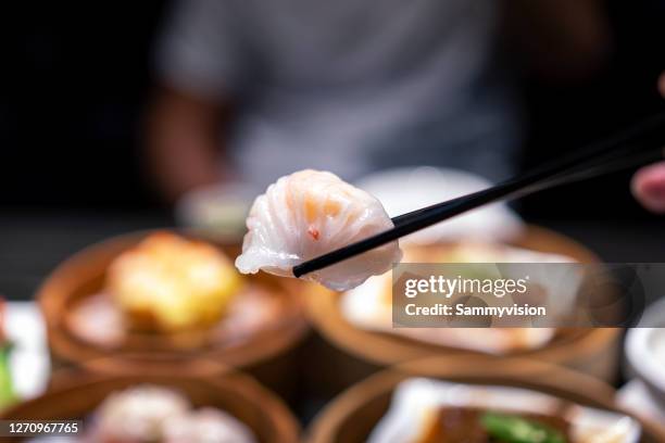 close-up of variation of dim sum in a restaurant - chinese dumpling foto e immagini stock