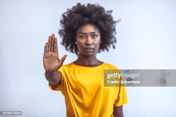 detente y piensa... - gesto de detenerse fotografías e imágenes de stock