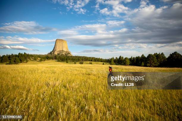 hiker backpacking in wyoming - devils tower stock pictures, royalty-free photos & images