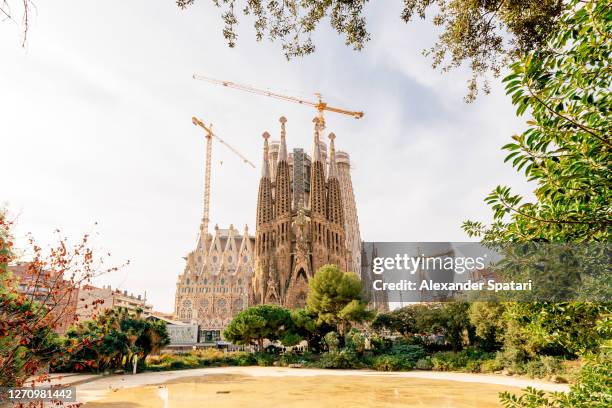 sagrada familia under construction, barcelona, spain - sagrada família imagens e fotografias de stock