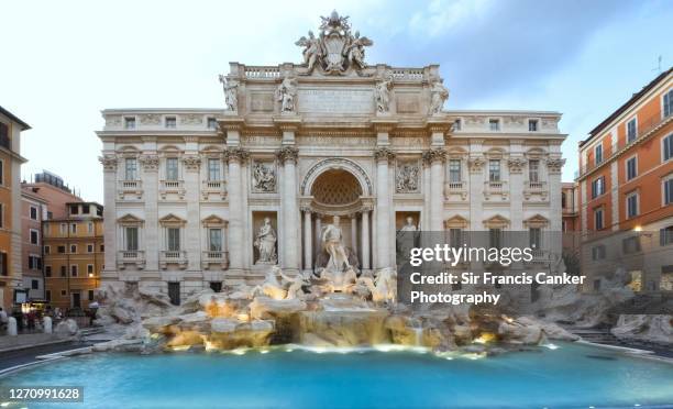 majestic trevi fountain illuminated at dusk in rome, lazio, italy - roma acqua foto e immagini stock