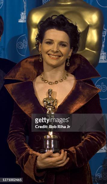 Winner Juliette Binoche backstage with her Oscar Award at Academy Awards Show, March 23, 1997 in Los Angeles, California.