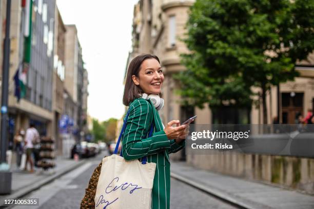 femme moderne dans la rue, revenant du travail - city life photos et images de collection