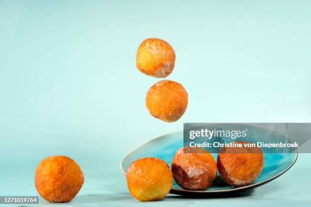 crispy fright fat cakes - rich fury stockfoto's en -beelden