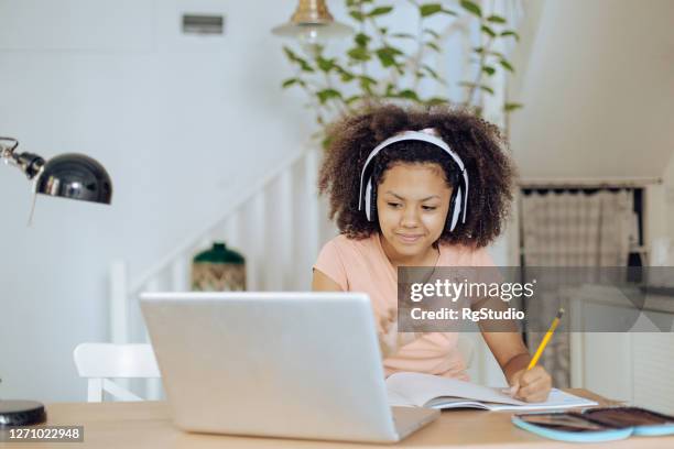 teenage african-american mädchen lernen zu hause - black girl with computer stock-fotos und bilder