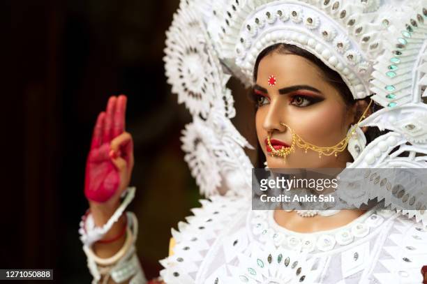vacker indisk kvinna klädd som hinduisk gudinna. - dussehra bildbanksfoton och bilder