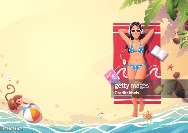 ilustraciones, imágenes clip art, dibujos animados e iconos de stock de mujer joven tomando el sol en la playa tropical - toalla
