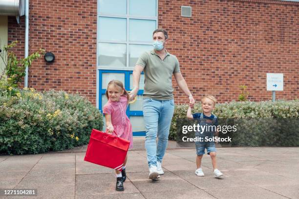 their first day at school - safe kids day arrivals stock pictures, royalty-free photos & images