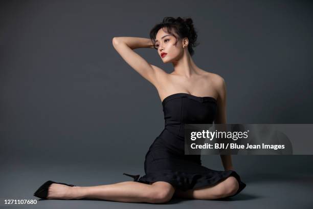 beautiful young woman in black dress - traje a rigor imagens e fotografias de stock